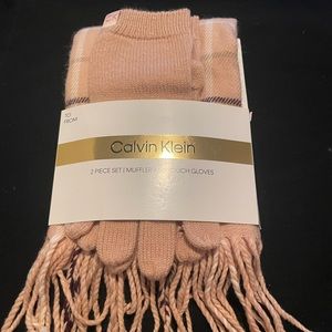 Calvin Klein 2 piece set - Muffler and touch gloves